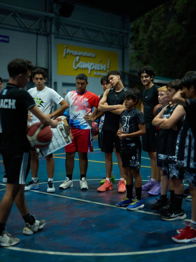 El coach dando instrucciones a sus alumnos