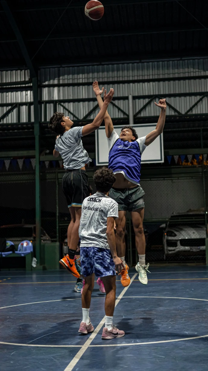 Jugadores de baloncesto en el salto inicial
